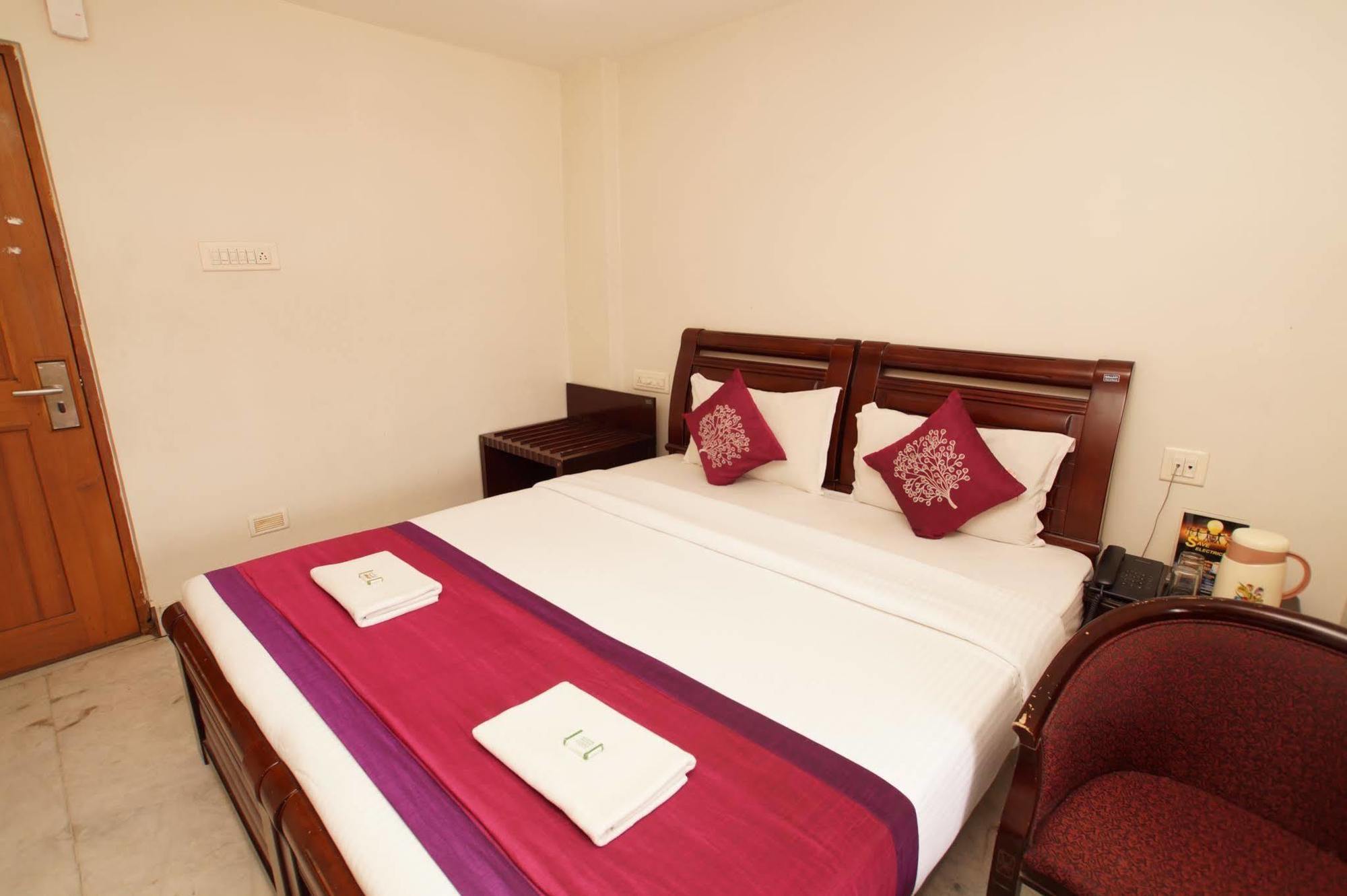 Lloyds Guest House, North Boag Road, T. Nagar Chennai Exterior photo